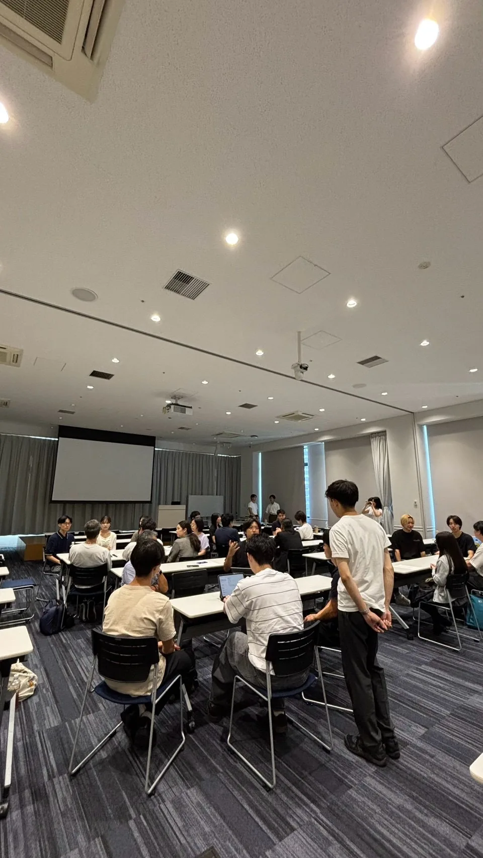 千里山Baseでの参加者の対話風景